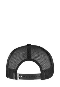 Melnā acs kravas cepure ar aizdari snapback, noapaļotu kroni ar ventilētu dizainu un izteiktu centrālo šuvi augšpusē.