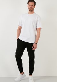 Buratti REGULAR FIT - Tricou basic - white