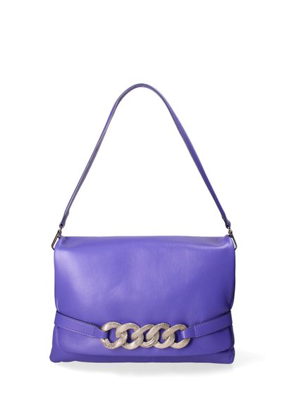 Sac à main en cuir violet au design plat, avec une chaîne décorative sur le devant et une bandoulière unique. Texture lisse, apparence moderne.