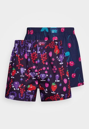 Zwei Paare Baumwoll-Boxershorts: eines mit einem verspielten Obstmuster in Dunkelpurpur und hellen Farben, das andere in Marineblau mit Kirschen. Mit elastischem Bund.