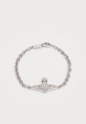 Sølv kæde-armbånd med et centralt dekorativt element med funklende sten og en lås. Glat overflade, oval form.