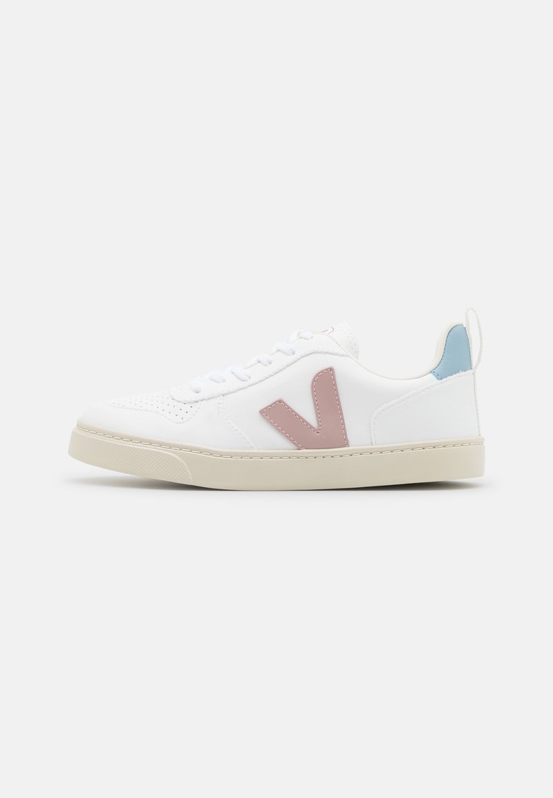 Vit sneaker med perforerat tån, rosa gummiv-logo på sidan och ljusblå hälaccent. Avslutad med beige sula och vita snören.