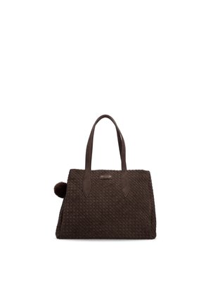 Bolso de mano de cuero tejido en color marrón oscuro con dos asas largas y un pequeño pompón redondo pegado en el lateral.
