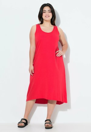 Vestido maxi rojo sin mangas con escote redondo, textura suave y forma en A, combinado con sandalias negras con detalles de tachuelas.