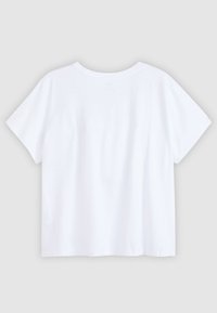 Camiseta de algodón blanca con un corte relajado, mangas cortas, cuello redondo y textura suave. Sin patrones ni gráficos visibles.