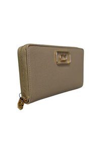 Portafoglio in pelle beige con una texture liscia, hardware della cerniera in tono oro e forma rettangolare, con logo sulla parte anteriore.