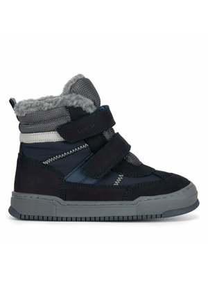 Dziecięcy zimowy sneaker za kostkę z ciemnoniebieskimi i szarymi panelami, dwoma paskami na rzepy oraz szarym polarem wokół kostki.