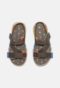 Bruna vandringssandaler med orange och blå accenter, som har gummisula med hexagonala mönster och justerbar remdesign.