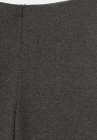 Grigio scuro, primo piano di tessuto con una texture morbida. Presenta una finitura sottile e liscia con una cucitura verticale al centro.