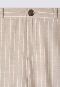Pantaloni in lino beige con sottili strisce verticali bianche, chiusura con bottone e una vestibilità rilassata con una leggera texture.