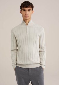 Pullover deschis la culoare, cu fermoar, cu textur�ă cu nervuri, are o guler înalt și manșete ajustate. Purtați peste pantaloni gri închis.