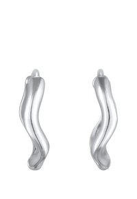 Silberne metallische Ohrringe mit einem fließenden, gewellten Design. Glatte Textur und glänzende Oberfläche. Jeder Ohrring verjüngt sich oben für einen eleganten Look.