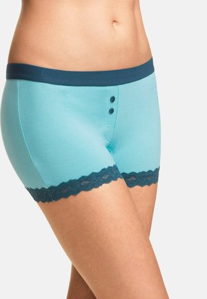 Shorts en coton bleu clair pour garçon avec une taille en marine, dotés de deux boutons et d'une finition en dentelle bleu foncé décorative aux ouvertures des jambes.