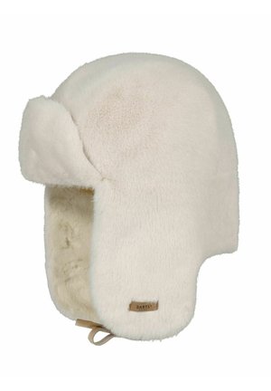 Cremefarbene Kunstfell-Trappermütze mit Ohrenklappen und weichem Innenfutter. Mit einem Lederetikett versehen. Glatte, abgerundete Form.