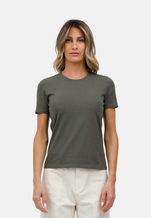 T-shirt fitted a maniche corte color verde oliva, in tessuto a coste, con colletto a girocollo e orlo dritto.