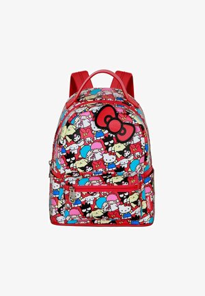 Rød rygsæk med et farverigt Hello Kitty mønster, der inkluderer forskellige figurer, blødt materiale, to justerbare stropper og en fremtrædende sløjfe.