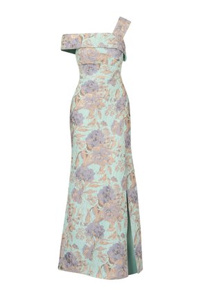 Světle modré večerní šaty s květinovým motivem na jedno rameno, zdobené zlatými a levandulovými květy a s předním rozparkem až na stehno.