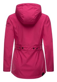 Veste imperméable rose avec capuche, détails de ceinture et poches latérales, présentant une texture lisse et un design décontracté.