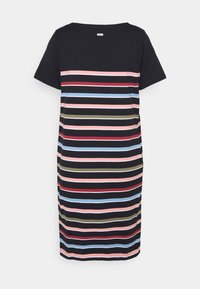 Robe noire à manches courtes avec des rayures horizontales en rose, rouge, bleu, olive et blanc, arrivant sous le genou.