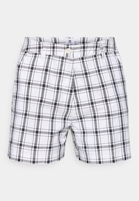 Calções brancos com um padrão xadrez preto e cinza, apresentando um fecho com um único botão e bolsos laterais. Tecido leve com uma textura suave.