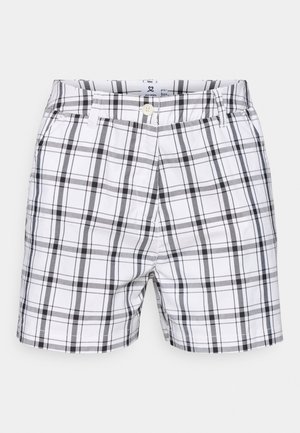 Witte shorts met een zwart-grijs geruit patroon, voorzien van een enkele knoopsluiting en zijzakken. Lichtgewicht stof met een gladde textuur.