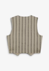 Ærmeløs vest lavet af beige stof med sorte lodrette striber. Har en rund hals og en ryg med design af dobbelt-spalter.