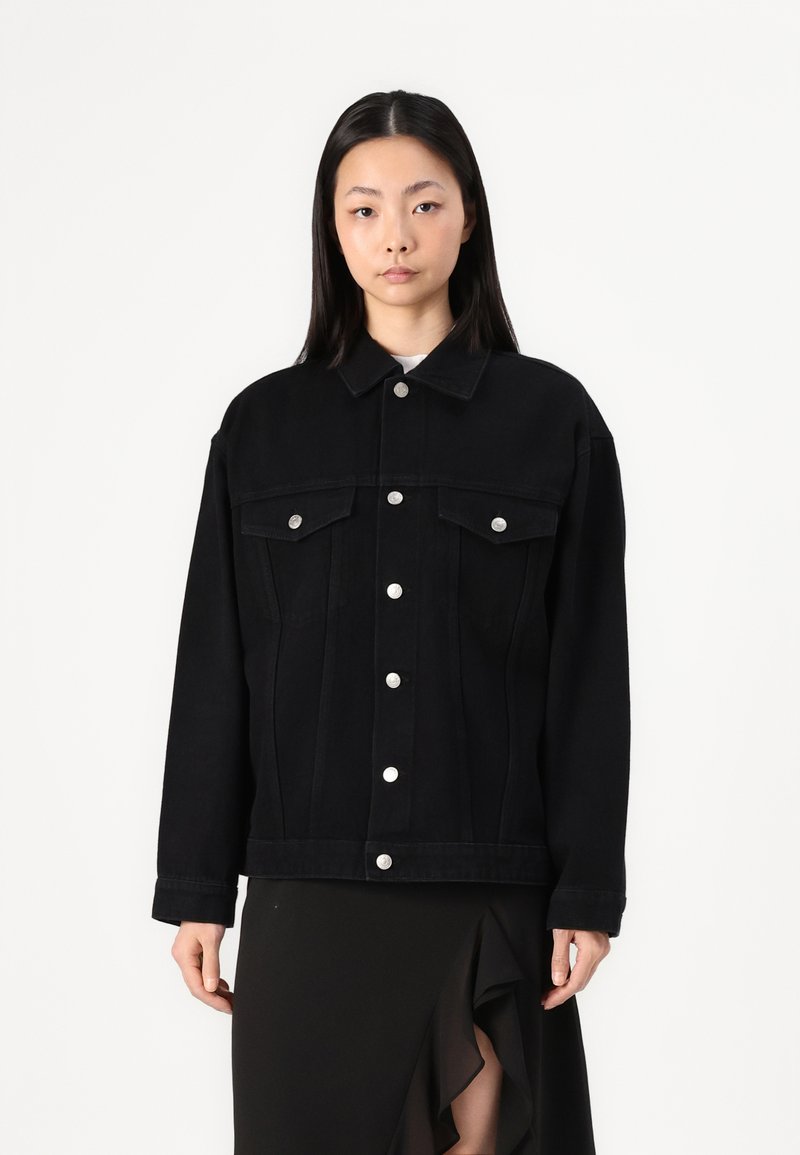 Schwarze Denimjacke mit einem Kragen, silbernen Druckknöpfen, zwei Brusttaschen und einem lässigen Schnitt. Verfügt über sichtbare Nahtdetails.