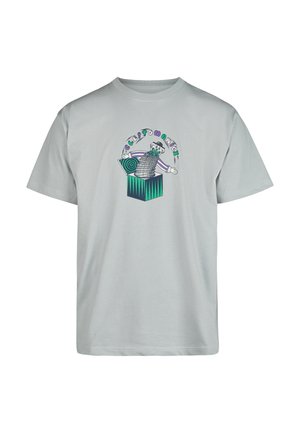 Graues Baumwoll-T-Shirt mit einem bunten Grafikdruck eines Clowns, der aus einer Kiste herauskommt, sowie dem Text "CLEPTOMANIC" in stilisierter Schrift darüber.