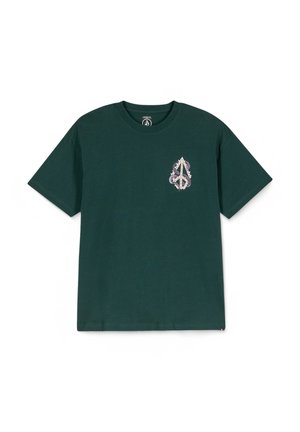 Mørkegrøn bomulds t-shirt med korte ærmer, prydet med et lille, detaljeret grafik i lilla og hvid på venstre bryst.