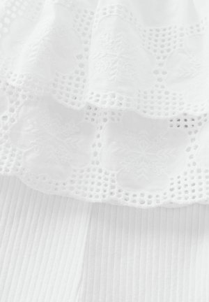 Weißer Stoff mit gestickten Blumenmustern, durchbrochener Spitzenverzierung und gefältelter Textur, die einen geschichteten visuellen Effekt erzeugt.