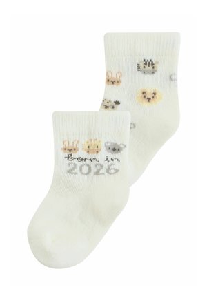 Fehér baba zokni, kis állatarcokkal és "2023 nyara" felirattal a puha pasztellszínű mandzsettán.