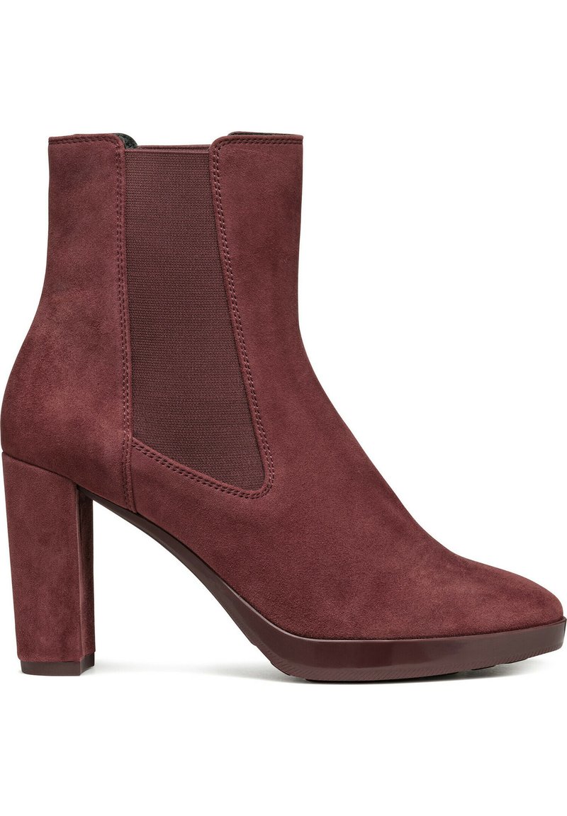 Bordeaux suède enkellaars met een gladde afwerking, elastische zijpanelen en een chunky hoge hak. Beschikt over een puntige neuzenontwerp.