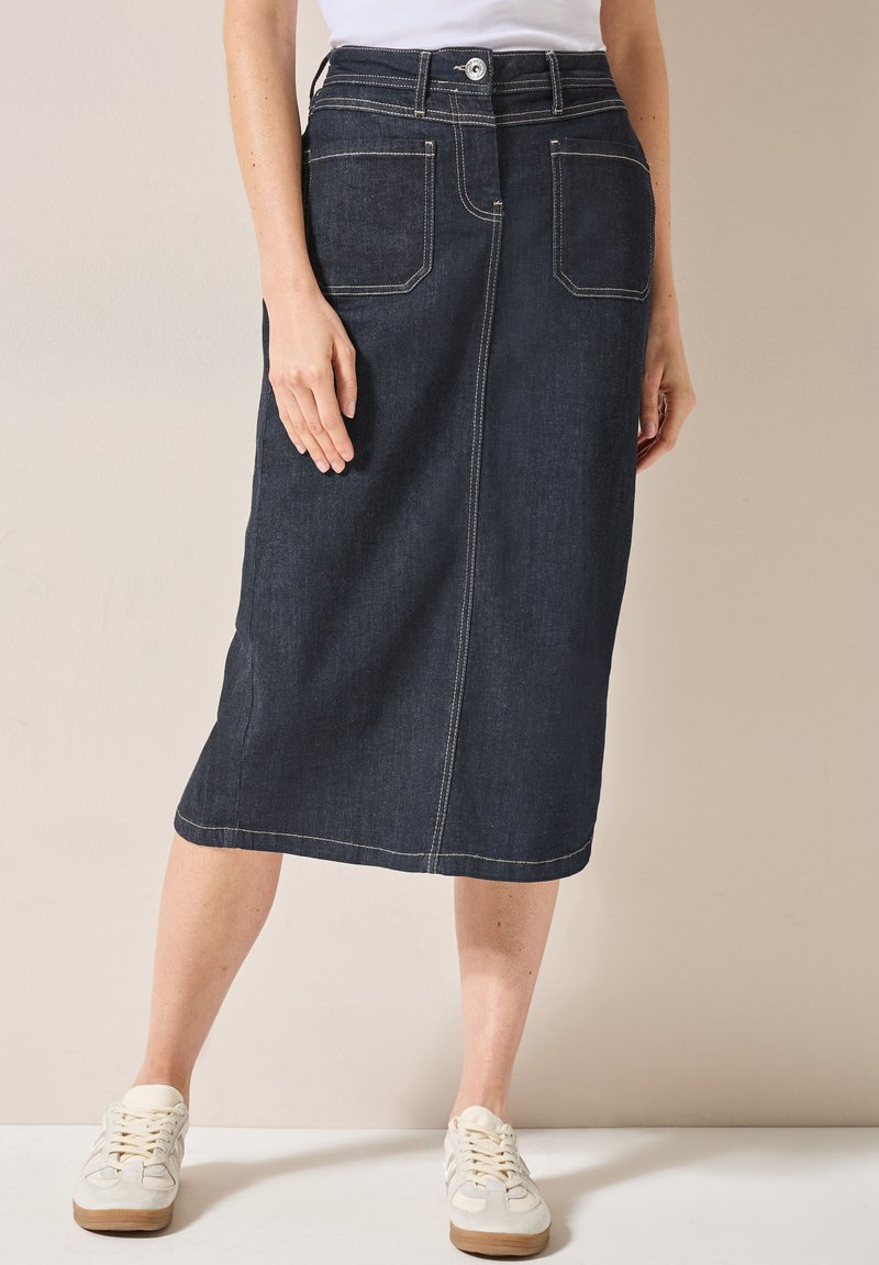 Falda midi de mezclilla en azul oscuro, con cintura ajustada, cierre frontal de botones, dos bolsillos traseros y detalles de costura en contraste.