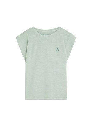 Camiseta de manga corta color verde claro con cuello redondo y un pequeño logotipo de calavera y huesos cruzados en el pecho izquierdo.