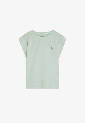 Camiseta de manga corta color verde claro con cuello redondo y un pequeño logotipo de calavera y huesos cruzados en el pecho izquierdo.