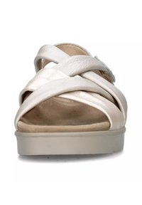 Sandalia de cuero blanco con tiras entrelazadas, punta abierta, plantilla acolchada y una suela gruesa de color claro. Textura suave con un brillo sutil.