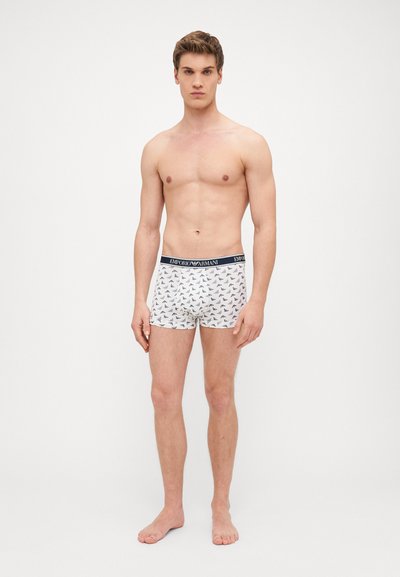 Weiße Boxershorts mit wiederholtem blauen Muster, elastischem Bund mit "Emporio Armani"-Branding, glatte Textur, reguläre Passform.