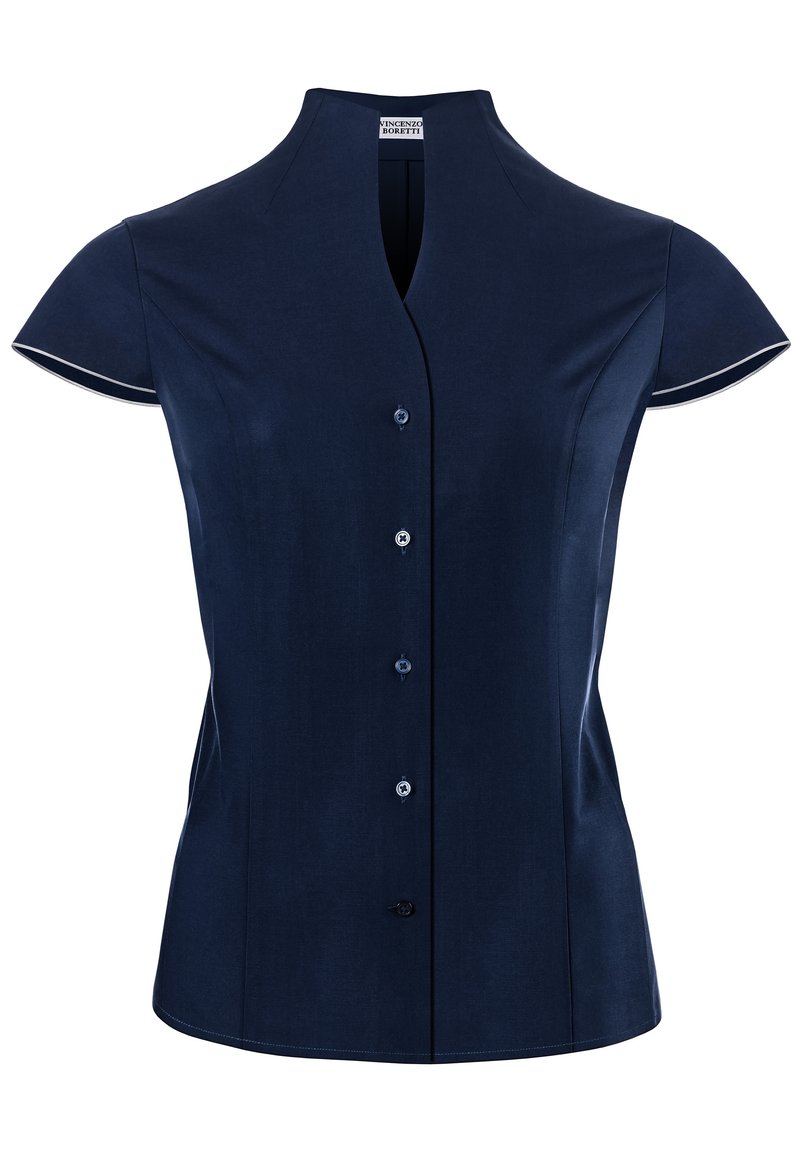 Blusa blu navy a maniche corte con colletto alto, orlo curvo e patta con cinque bottoni. Presenta accenti bianchi a contrasto sulle maniche.