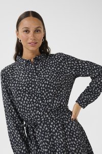 Marineblaue Hemdblusenkleid mit einem hellen, abstrakten Muster, langen Ärmeln, einer gebundenen Taille und einem ausgestellten Rockdesign. Weicher, strukturierter Stoff.