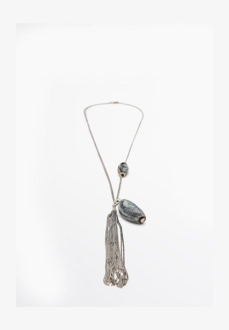Collana in argento con due perle in ceramica nei toni del blu e un pendente a nappina in argento a più fili appeso al centro.