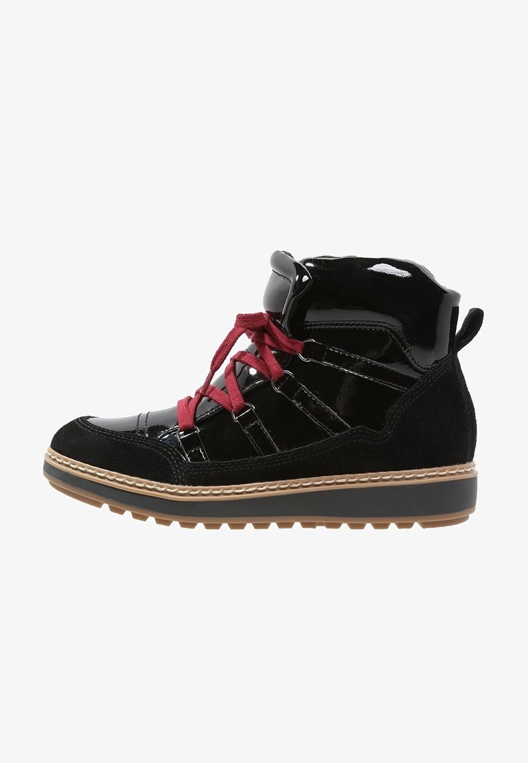 Baskets montantes noires avec textures brillantes et en suède, lacets rouges, bordure beige cousue, et semelle épaisse marron avec crampons.