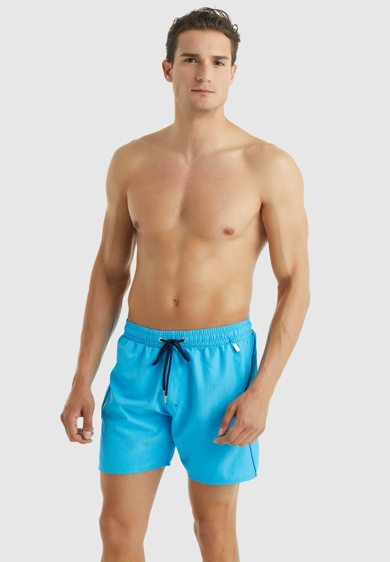 Pánské plavky v jasně modré barvě, s elastickým pasem a modrou šňůrkou na stažení a bočními kapsami. Hladký, lehký materiál.