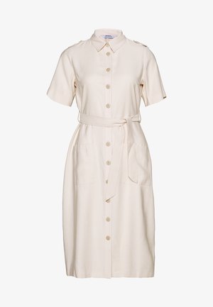 Krémově zbarvené šaty s krátkými rukávy, zapínáním na knoflíky vpředu, dvěma kapsami, páskem v pase a ramenními pásky. Hladká texturou látky.