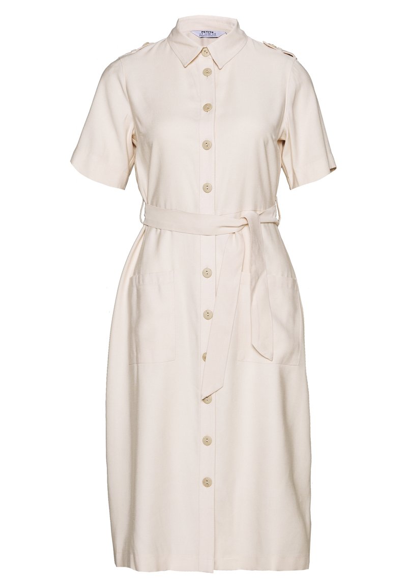 Krémově zbarvené šaty s krátkými rukávy, zapínáním na knoflíky vpředu, dvěma kapsami, páskem v pase a ramenními pásky. Hladká texturou látky.
