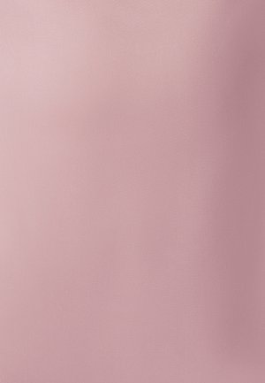 Tela rosa claro con textura suave, que muestra un color uniforme y sólido sin patrones o adornos visibles.