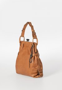 Borsa a mano in pelle marrone con una forma morbida e strutturata, frontale plissettato, tracolla regolabile e un dettaglio in catena che si collega al manico.