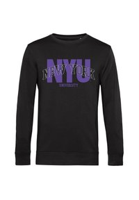 Felpa nera a maniche lunghe con la scritta "NEW YORK UNIVERSITY" in bianco e viola. Il materiale sembra morbido, con polsini e scollatura a coste.