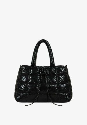 Zwarte gewatteerde tote bag met een glanzende afwerking, voorzien van twee handvatten en een trekkoordsluiting. Gewatteerde textuur met opvallende stiksels.