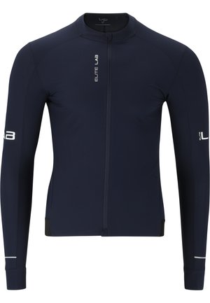 Marineblauwe fietsjersey met lange mouwen, gemaakt van rekbaar materiaal. Beschikt over een volle ritssluiting aan de voorkant, logoadvertenties op de mouwen en reflecterende details.
