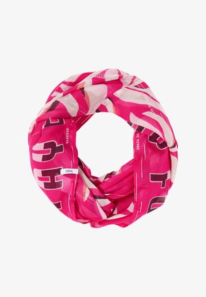 Écharpe infinie rose vif avec des formes abstraites roses claires et rouge foncé ainsi qu'un texte, ornée d'une petite étiquette de marque blanche "Cecil".